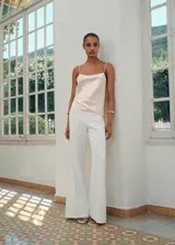 Top de tirantes finos confeccionado en tejido satinado con acabado brillante, de corte recto y escote cuadrado.