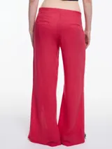 Pantalón ancho color fucsia, con tajos laterales en la botamanga y lazos ajustables. Confeccionado en tejido liviano de lino y viscosa.
