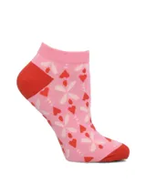 Medias cortas de algodón color rosa con estampado de corazones rojos y flores blancas, con talón y puntera en color rojo.