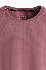 Remera deportiva de tejido funcional y transpirable con tecnología DryMove para absorción de sudor. Presenta cuello redondo, mangas raglán y costuras planas antifricción. Diseño con corte ajustado tipo muscle fit.