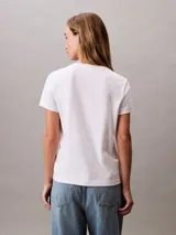 Remera de algodón regenerativo con cuello redondo y mangas cortas. Presenta un diseño clásico de corte regular con el logo de Calvin Klein bordado en pequeño en el pecho.