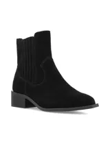 Botin chelsea de inspiración tejana de cuero gamuza color negro, con elásticos recubiertos, taco bajo cuadrado y punta fina.