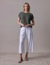 Pantalón crop de lino color beige, marca Dash, con pretina trasera elastizada y bolsillos delanteros.