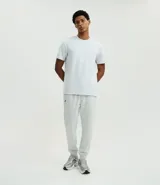 Remera deportiva de manga corta y cuello redondo, confeccionada con tecnología Dry para mayor transpirabilidad y control de la humedad. Presenta un diseño liso en color verde claro con un pequeño estampado de lettering en la parte inferior.