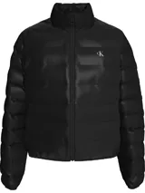 Campera puffer corta de nailon reciclado color negro, con cuello alto, cierre frontal con cremallera, bolsillos laterales con cremallera y logo de Calvin Klein en el pecho.