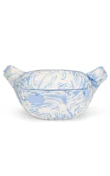 Riñonera negra de la marca JanSport, modelo Fifth Avenue, con parche frontal de la marca y cierres metálicos.