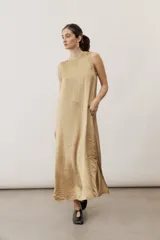 Vestido largo dorado de corte recto y holgado, sin mangas y con escote redondo.
