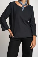 Sweater de manga larga, color blanco, con textura acanalada horizontal y cuello redondo. Presenta un calce holgado y puños anchos.