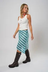 Minifalda con estampado geométrico en tonos celeste, blanco y verde.