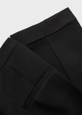Pantalón de vestir tiro medio con diseño recto y trabillas para cinturón. Cuenta con bolsillos laterales y dos bolsillos de ribete en la parte posterior, con cierre oculto de botón, gancho y cremallera.