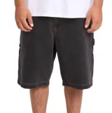 Bermuda de denim negro de estilo cargo, corte holgado y bolsillos laterales. Cuenta con costuras en contraste de color ocre y trabillas para cinturón.