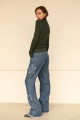 Pantalón de jean gris con estrellas de denim más oscuro y terminaciones desflecadas.