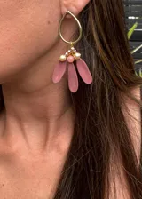 Caravanas con diseño de gota dorada en la parte superior y colgantes en forma de pétalos rosados, decoradas con pequeñas cuentas perladas y rosadas.