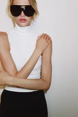 Leggings negros de tiro alto con cintura elástica, confeccionados en mezcla de poliamida.