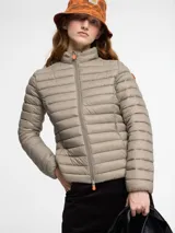 Campera acolchada Save The Duck modelo Carly, color verde militar, confeccionada en nylon y rellena con Plumtech. Cuenta con cuello alto, cierre bidireccional, bolsillos laterales con cierre y logo redondo de goma en la manga izquierda.