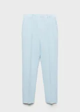 Pantalón de lino color celeste, de tiro alto y diseño recto con pinzas delanteras y trabillas para cinto.