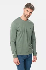 Remera manga larga lisa, color gris claro, con cuello redondo y logo bordado en el pecho.