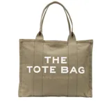 Bolso tote de lona color beige, con diseño rectangular y asas superiores. Presenta el estampado característico de la marca en el frente y cierre superior con cremallera.