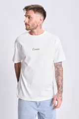 Remera manga corta oversize color crudo con estampa en la espalda que incluye el texto "Essenza Rosso Italiano", una lata de jugo de tomate y la leyenda "Open al day serving pizza".