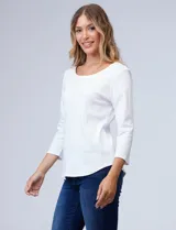 Remera básica de algodón con cuello redondo y mangas tres cuartos. Presenta un corte ajustado y ruedo redondeado.