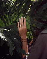 Anillo ancho de alpaca con textura irregular.