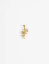 Dije plateado con forma de ángel, fabricado en acero quirúrgico hipoalergénico.