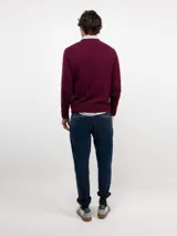 Jersey de hombre cuello redondo, confeccionado en tejido de lana merino, con diseño liso, manga larga y puños acanalados. Presenta logo bordado en el pecho.