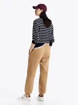 Pantalón de jogging color beige, de corte cónico y cintura elástica con cordón.