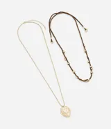 Collar de capas dorado, con un collar corto de cordón trenzado con esferas y un collar largo con cadena fina y colgante redondeado con efecto martillado.