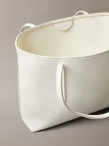 Cartera tote pequeña de Calvin Klein color blanco con estampado de monograma CK en toda la superficie, asas de hombro dobles y diseño estructurado. Incluye una cartera mini interior a juego con cierre y logo de la marca.