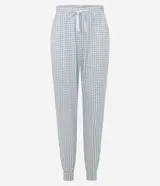 Pantalón de pijama modelo jogger con estampado de cuadros vichy en tonos celestes y blancos. Presenta cintura elástica y puños en los tobillos para mayor comodidad.