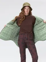 Campera reversible capitoneada con diseño acolchado, cierre frontal y cuello alto. Presenta puños y detalles en hilo de color contrastante, además de bolsillos delanteros e internos.