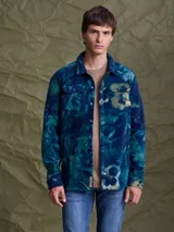 Overshirt de polar con estampado abstracto en tonos azules y verdes, diseño de cuello camisero, cierre frontal con botones a presión y bolsillos frontales con solapa.