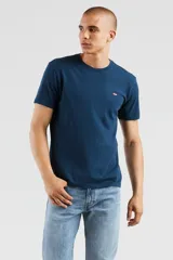Remera de manga corta y cuello redondo, confeccionada en jersey de algodón. Presenta un corte regular y el logo de la marca bordado en pequeño en el pecho.