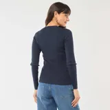 Sweater de punto canalé con cuello redondo y mangas largas, de calce ajustado al cuerpo.