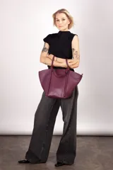 Bolso tote de cuero color marrón con doble asa de mano.