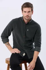 Camisa de manga larga confeccionada en pana fina, con cuello camisero, cierre frontal de botones y un bolsillo en el pecho.