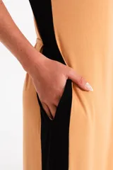 Mono largo color camel con escote en V y detalle de ribete negro en cuello, mangas y laterales.