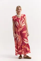 Vestido largo con estampado en tonos marrón y crudo, escote en V y mangas cortas con volados.
