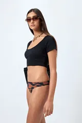 Bottom de bikini colaless con estampa tipo tie-dye en tonos marrones y negros.
