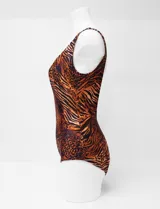 Malla enteriza con escote redondo y breteles anchos, de marca Club del Sol. Presenta un estampado animal print que combina patrones de leopardo y cebra en tonos marrones y negros. Cuenta con copa armada con sujetador interno y forro.