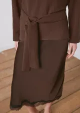 Chaleco marrón de punto de algodón, de diseño recto con cuello en V, manga larga y cinturón ajustable para anudar en la cintura.