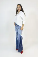 Pantalón de jean con diseño de paneles en tres tonos de azul, corte ancho y tiro alto con cierre de botones a la vista.