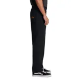 Pantalón negro de tela twill, con pinzas frontales, cierre de botón y cremallera, y corte recto.