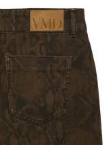 Jean wide leg de tiro medio para mujer, confeccionado en 100% algodón, con diseño de silueta amplia y estampa tipo snake en tono marrón oscuro.
