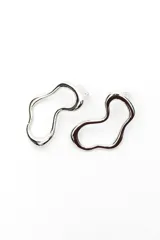 Par de aros colgantes de metal plateado con diseño orgánico e irregular de líneas curvas.