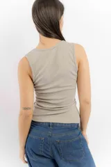 Musculosa básica de algodón, con cuello redondo y diseño ajustado al cuerpo.