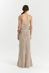 Top tejido color beige, de breteles finos y corte ajustado.