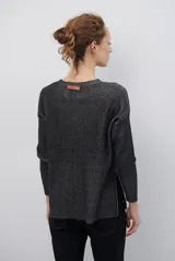 Buzo de tejido de punto acanalado en color beige, con cuello redondo, mangas largas y un bolsillo frontal aplicado en la parte inferior.