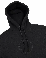 Buzo tipo hoodie de micropolar color negro, con capucha ajustable mediante cordones, bolsillo frontal tipo canguro y detalle de etiqueta pequeña en la manga derecha. Presenta un diseño circular sutilmente bordado en el centro del pecho.